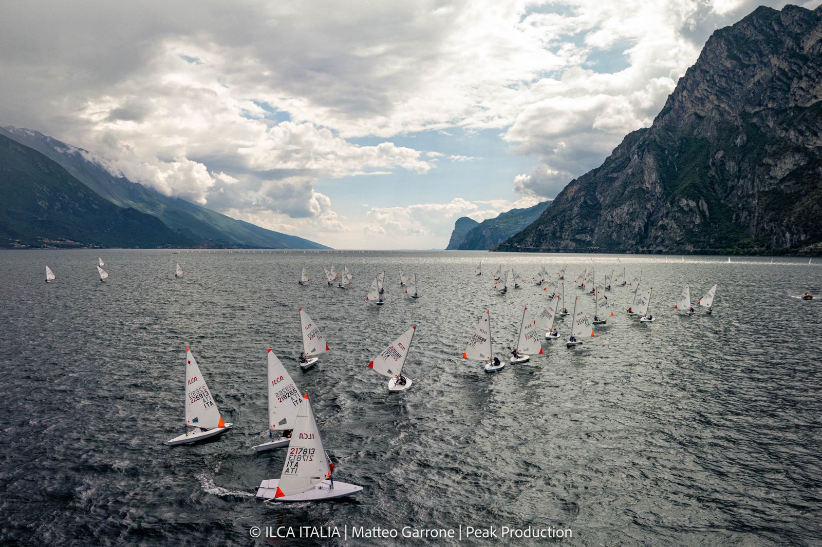 ILCA Italia Cup 2025 – Terza tappa a Riva del Garda: tre prove per tutte le flotte nella prima giornata