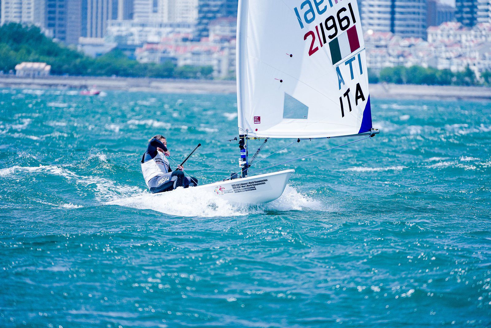 MONDIALE ILCA 6 & ILCA 7 – GLI AZZURRI IN ACQUA A QINGDAO: BENINI FLORIANI CHIUDE IN TOP 10, CHIAVARINI E PERONI TRA I PRIMI 15