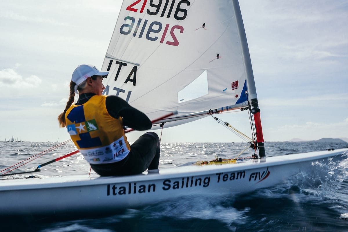 Mondiale ILCA U21 a Lanzarote: terzo giorno, Caracciolo sempre leader, Arseni sale 3ª; in ILCA 7 Italia davanti con 7 in Gold